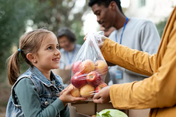 Spenden von Lebensmitteln für hilfsbedürftige Menschen